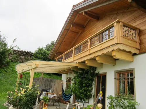 Holzbalkon mit Terrassenüberdachung