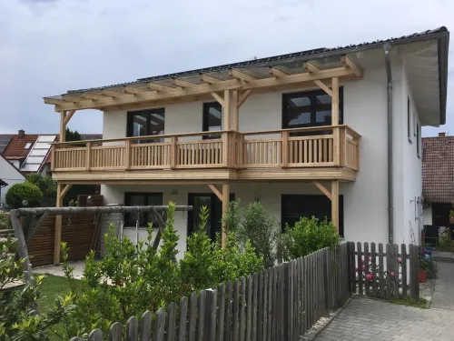 Holzbalkon mit Überdachung
