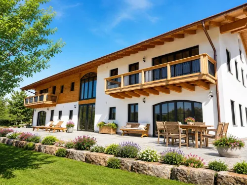 Holzbalkon mit Eisenelementen